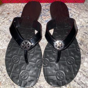 Tory Burch Thora patent sandals Black/silver logo